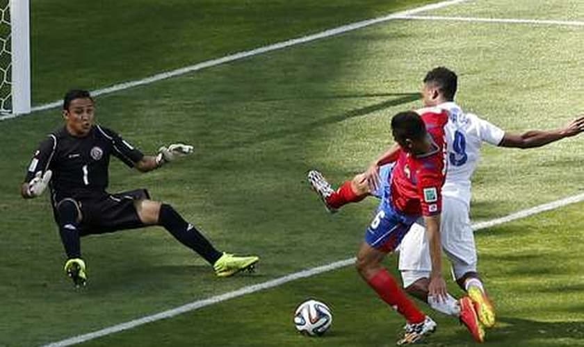 Goleiro costarriquenho Keilor Navas evita gol da Inglaterra, no Estádio do Mineirão, em Belo Horizonte