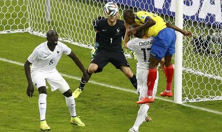Valencia tenta marcar para o Equador, mas goleiro francês Hugo Lloris salva