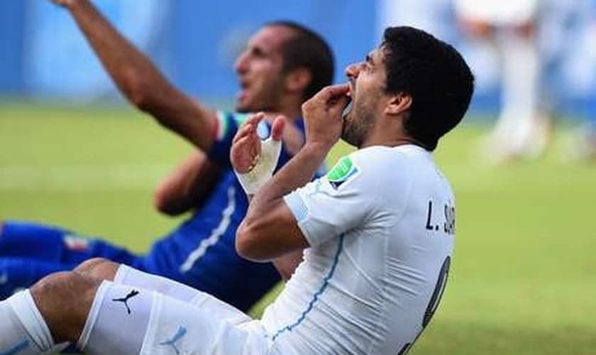 Uruguaio agrediu o zagueiro italiano nesta terça-feira, em Natal