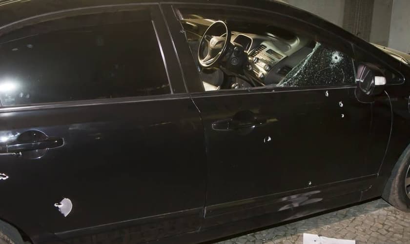 Mais de 20 tiros atingiram o carro do policial