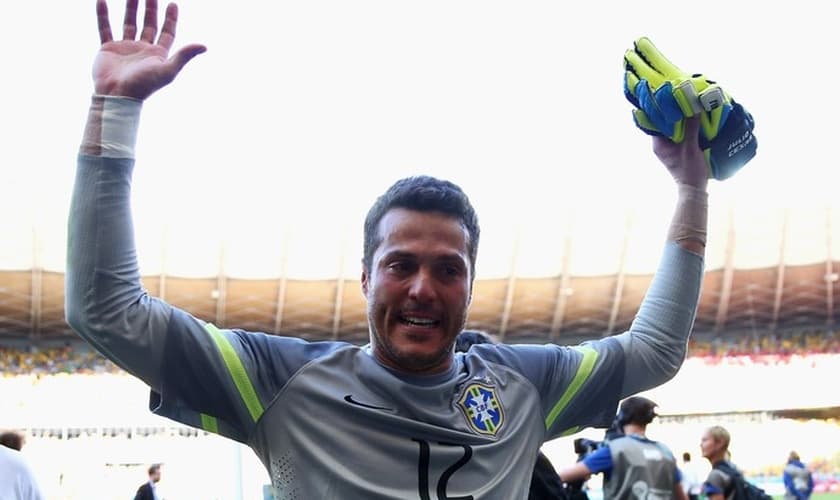 Julio César se emocionou na partida contra o Chile e pegou dois pênaltis