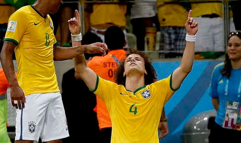 David Luiz comemora o segundo gol da partida contra Colômbia