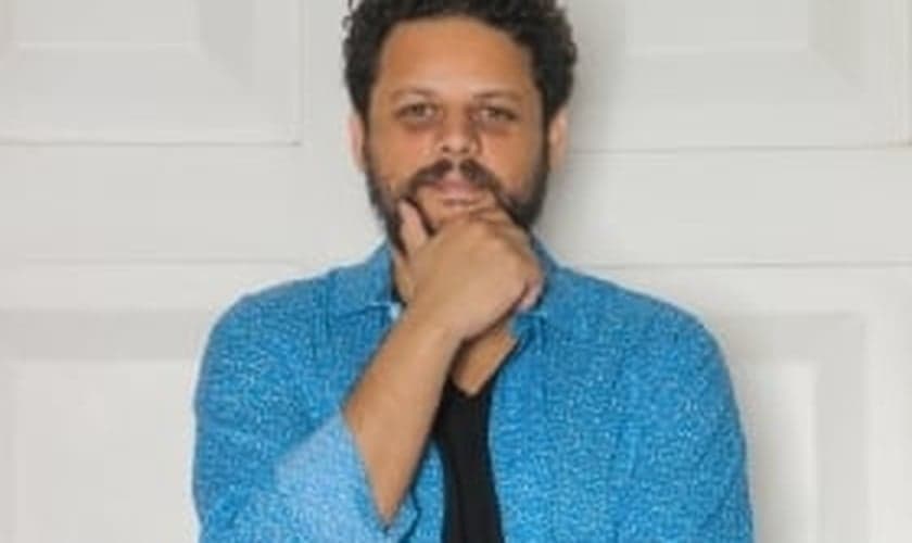 Marcos Almeida lança o clipe "Biquini de Natal"; confira