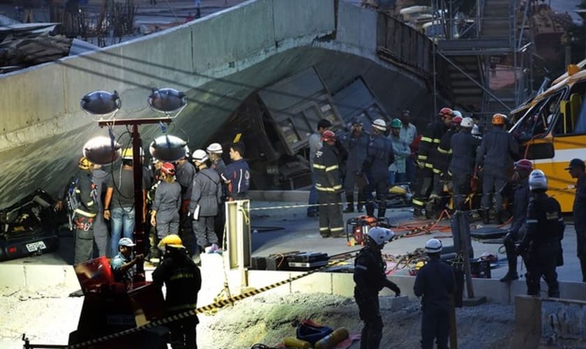 Equipes trabalharam no local do desabamento em Belo Horizonte durante toda a madrugada desta sexta-feira (4)