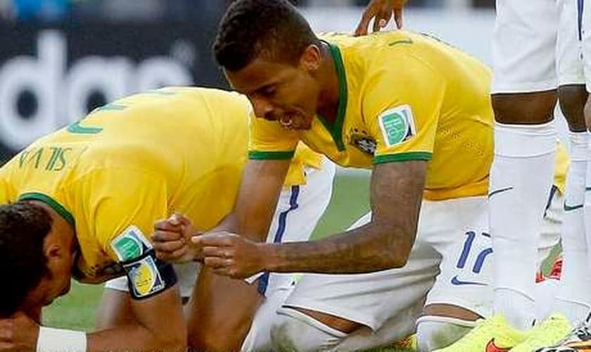 Brasileiros durante cobrança de pênaltis contra o Chile; semana em que lado emocional ganhou mais destaque do que futebol irregular