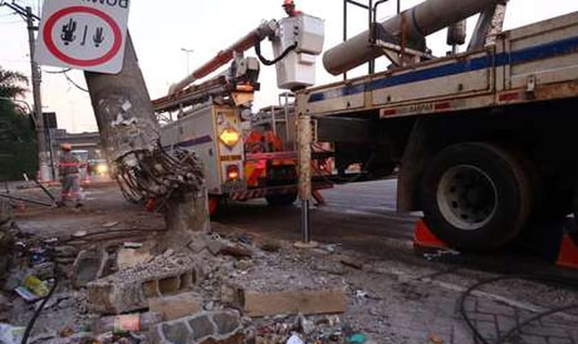 O caminhão tombou e atingiu um poste, que teve que ser trocado