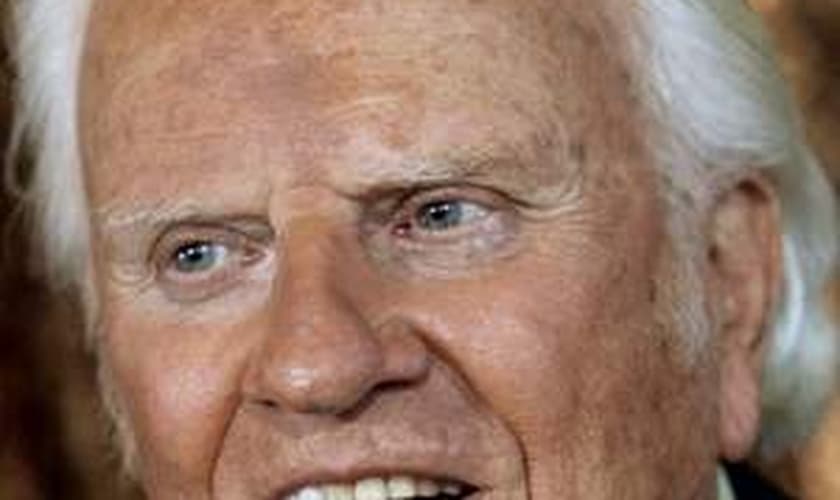 Billy Graham mantém-se firmemente focado no evangelho aos 96 anos, segundo sua filha