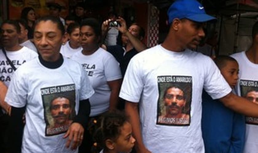 Esposa e filhos de Amarildo durante protesto na Rocinha