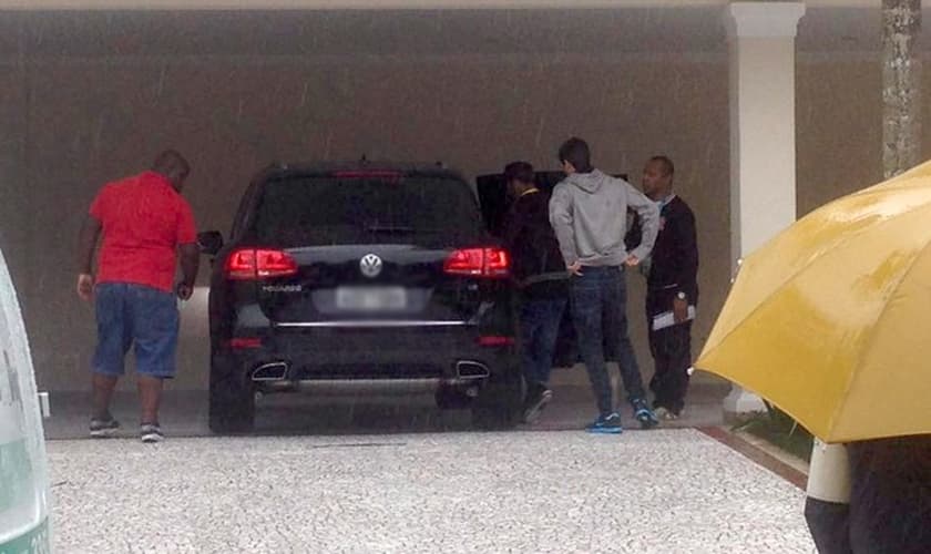 Neymar deixa sua casa no Guarujá em direção a Granja Comary