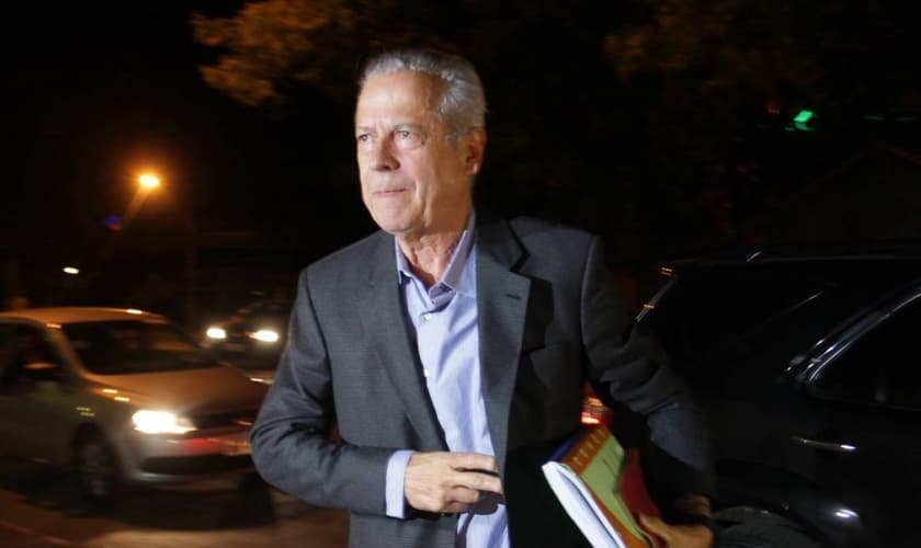 Dirceu trabalha fora e faz curso à distância para abater tempo da pena