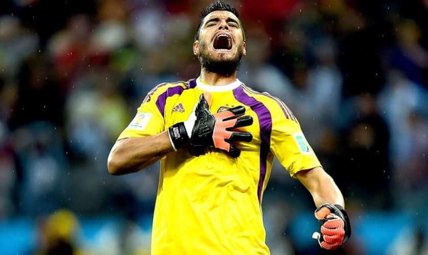 Sergio Romero vibra com defesa de pênalti na Arena Corinthians