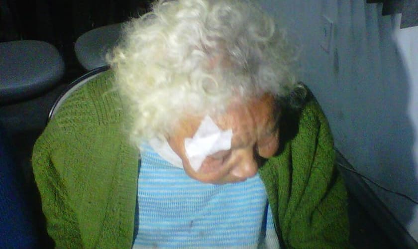 Idosa reagiu a assalto e teve rosto ferido com facada