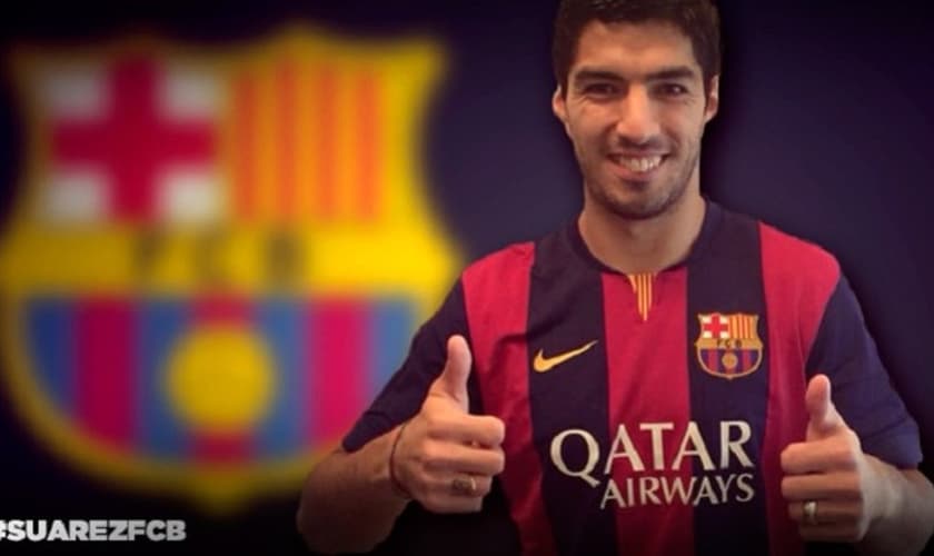 Luis Suárez posa com a camisa do Barcelona