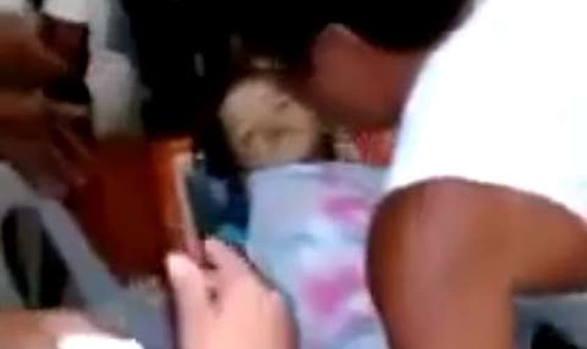 A menina foi retirada do caixão após uma das pessoas presentes no funeral notar que ela estava se mexendo