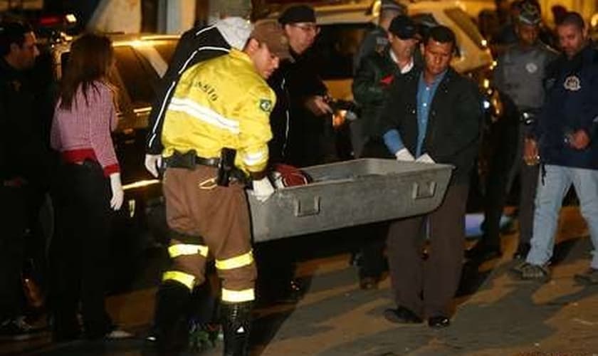 As vítimas foram baleadas na noite de domingo; três morreram no local