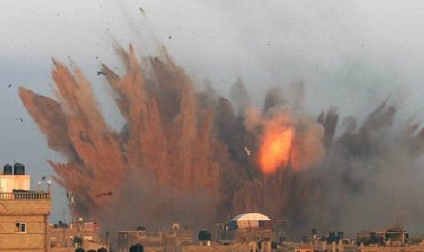 Explosão de bombardeio israelense é vista em Rafah, no sul da Faixa de Gaza