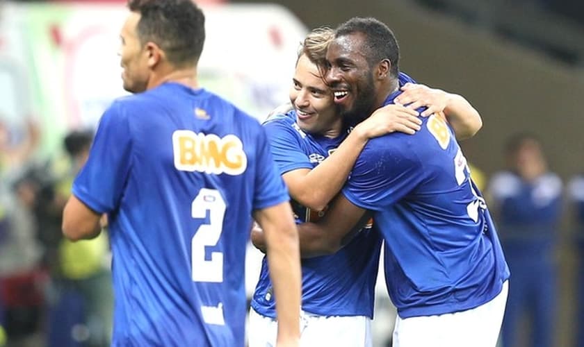 Everton Ribeiro e Manoel Comemoram terceiro gol do Cruzeiro