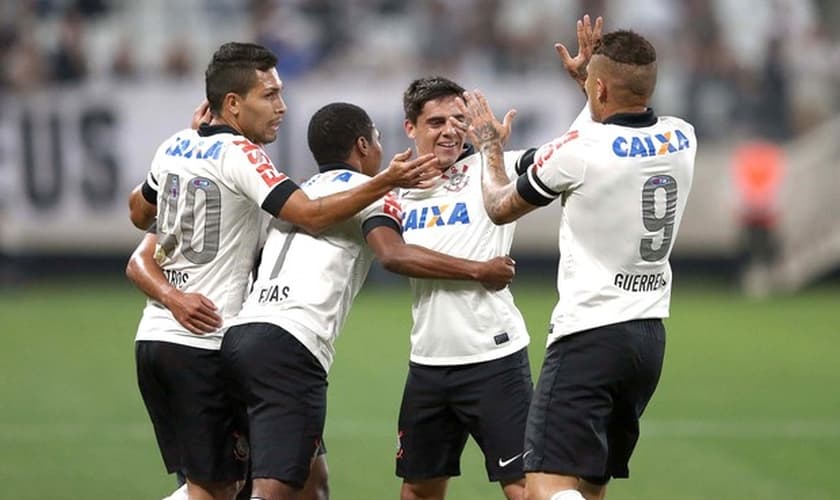 Jogadores do Corinthians comemoram o segundo gol contra o Internacional