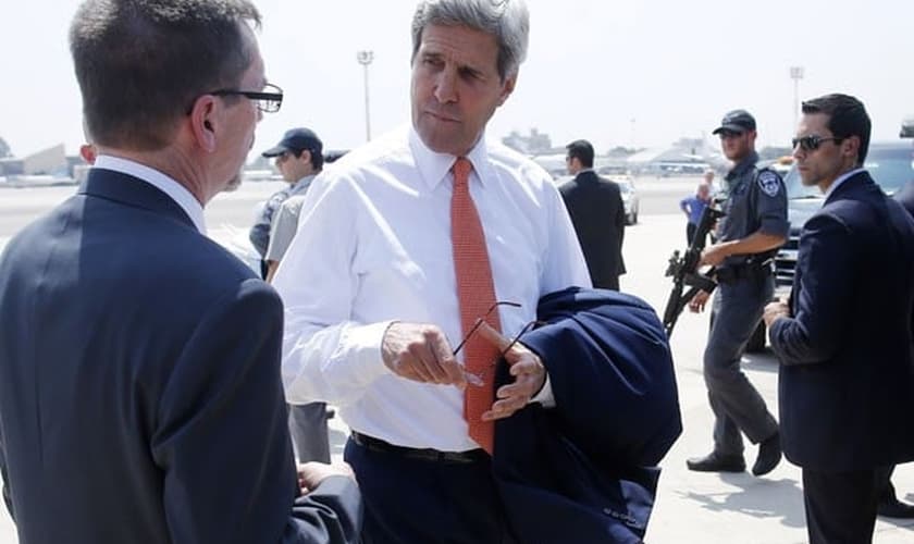O secretário americano de Estado, John Kerry, é recebido por Bill Grant, vice-chefe de missão da embaixada dos EUA em Israel, ao chegar ao país nesta quarta-feira (23)