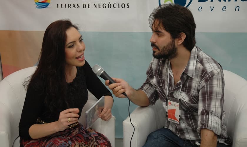 "É uma honra estar aqui na ExpoEvangélica 2014", diz Suellen Lima
