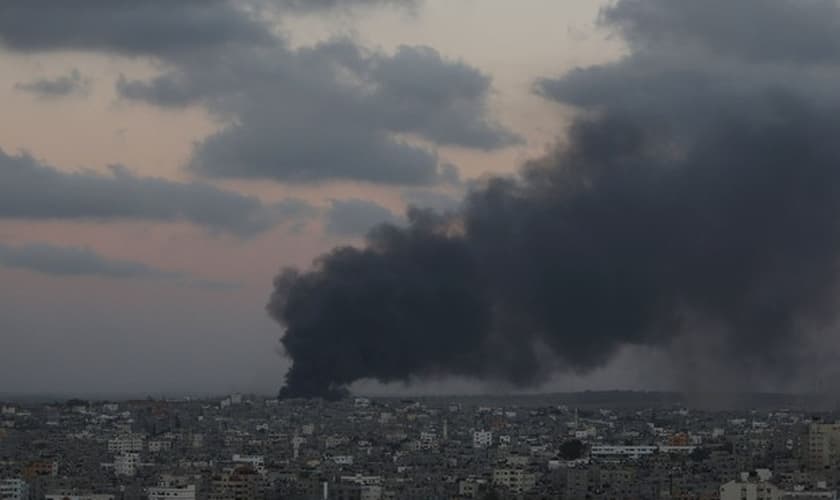 25/7 - Fumaça é vista na Cidade de Gaza após ataque israelense