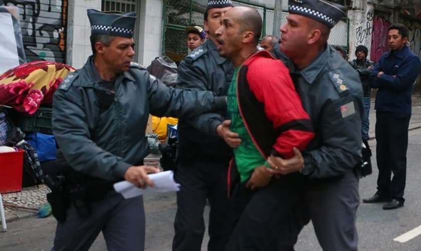 A Polícia Militar cumpre reintegração de posse em um prédio invadido na Rua da Consolação, no centro de São Paulo, na manhã desta terça-feira (29)