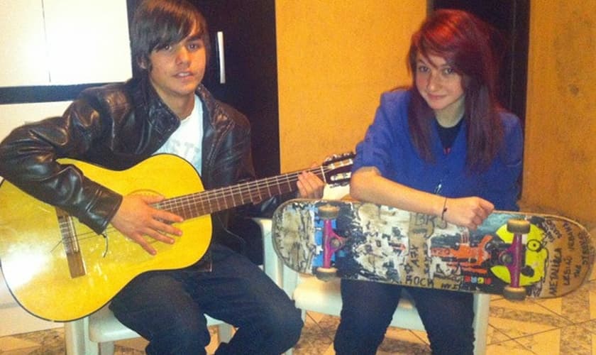 De bagagem, o casal levou três mochilas, panela, barraca, um violão e dois skates