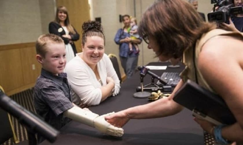 Alex Pring e sua prótese de braço feita por impressora 3D