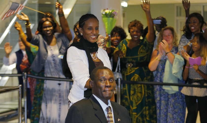 Meriam Ibrahim e família são recebidos por multidão em aeroporto dos EUA