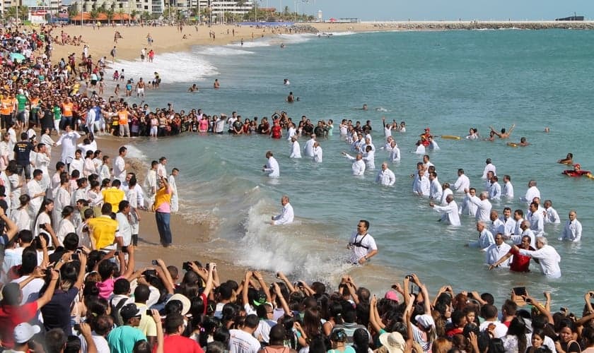 Assembleia de Deus reúne multidão em grande batismo, na Praia de Iracema