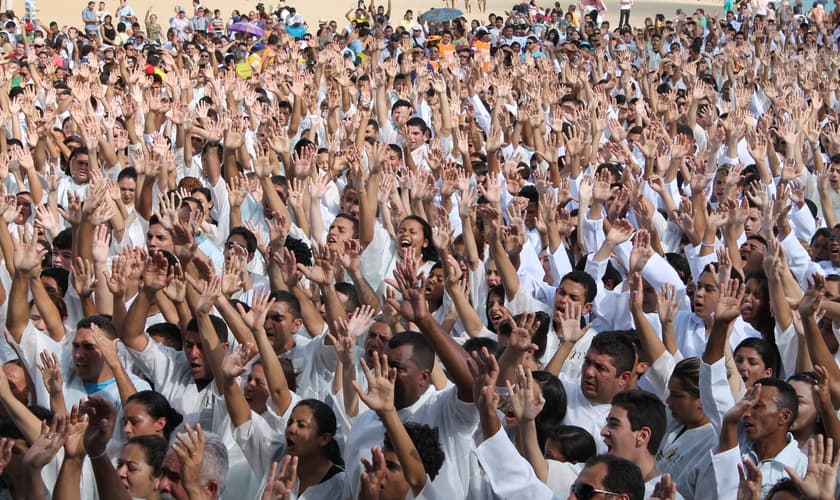 Confira as fotos do Grande Batismo, realizado pela Assembleia de Deus, na Praia de Iracema