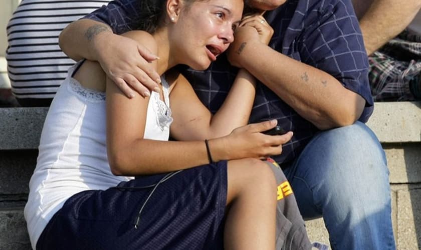 Lisa Kepler chora após a morte de seu namorado, assassinado por seu pai, que é policial, em Tulsa, nos Estados Unidos