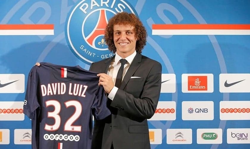 David Luiz posa com camisa do PSG em apresentação