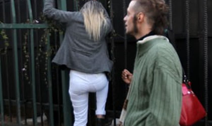 Mulher tenta pular portão fechado por grevistas