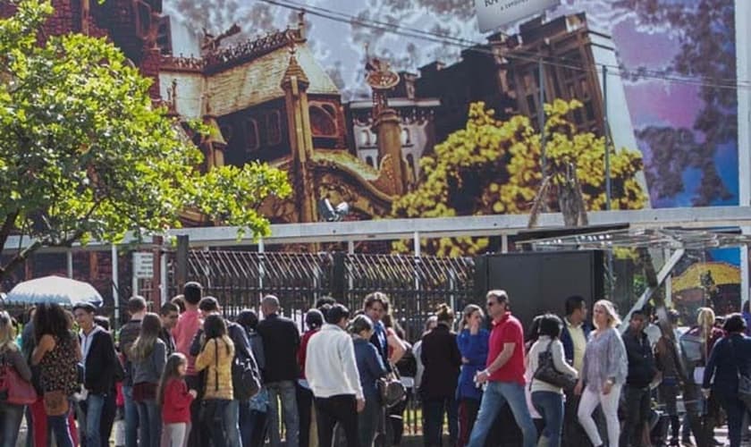 Público faz fila na manhã do dia 19 de julho para ver a exposição 'Castelo Rá-Tim-Bum' no Museu da Imagem e do Som, na zona sul de São Paulo. A mostra comemora os vinte anos do programa infantil da TV Cultura