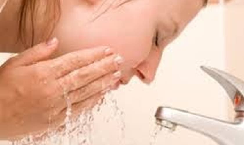 Fronha do travesseiro causa marcas no rosto