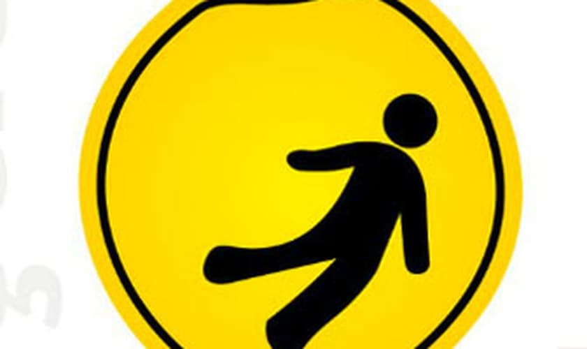 Tropeça e cai, de novo