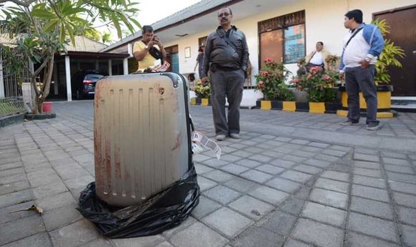 Foto desta terça-feira (12) mostra mala onde foi encontrado o corpo de uma americana junto a um hotel de luxo na ilha de Bali, na Indonésia