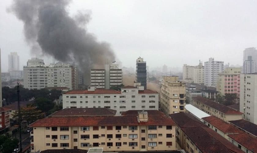 Fumaça tomou conta da região após queda de helicóptero em Santos