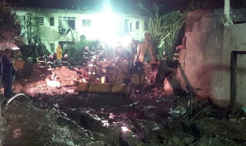 Corpo e fuselagem são encontrados de forma compactada em terreno