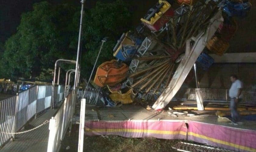 Roda gigante de cerca de 20 metros tombou enquanto estava em operação