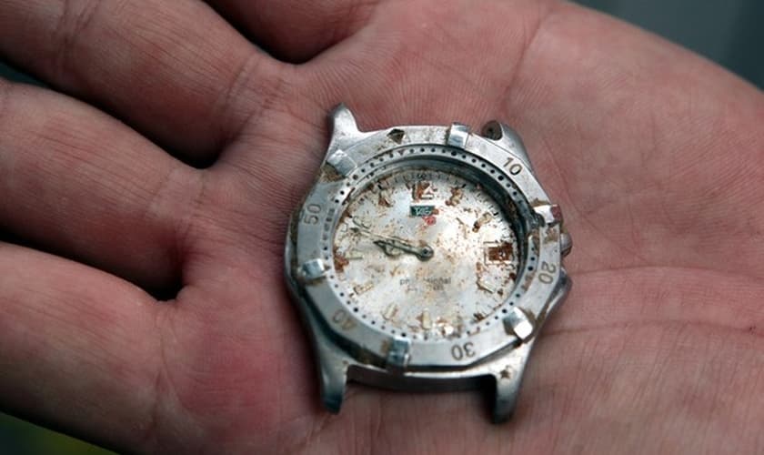 Relógio foi encontrado em meio aos escombros do acidente