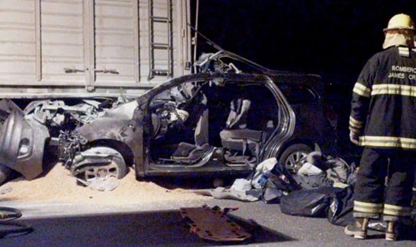 Bombeiros inspecionam o carro de Emanuel Bergoglio, sobrinho do Papa Francisco, que se envolveu em um acidente em Córdoba, na Argentina, nesta terça-feira (19). Emanuel ficou gravemente ferido. Sua mulher e seus dois filhos morreram.