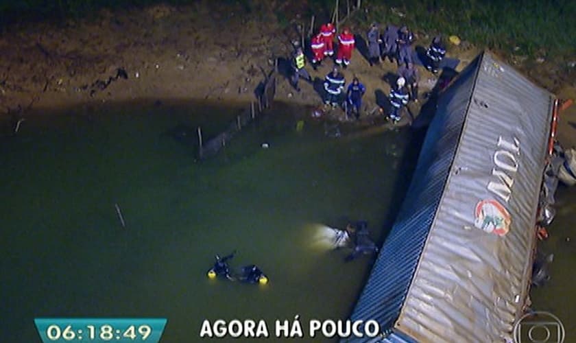 Motorista morre após carreta cair na Represa Billings na madrugada desta terça-feira (19)