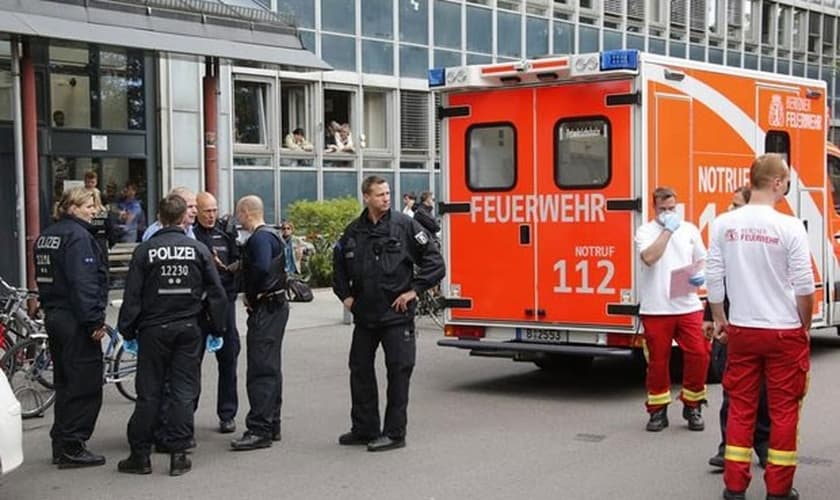 Policiais e funcionários de ambulância são do lado de fora de centro de empregos em Berlim. Mulher com sintomas de ebola foi retirada do local e internada nesta terça-feira (19)