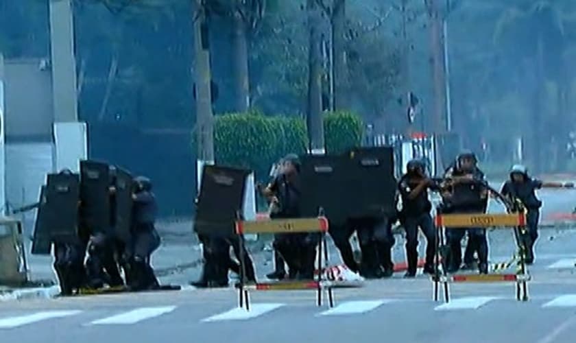 Policiais usam escudos e bombas de gás contra manifestantes na USP