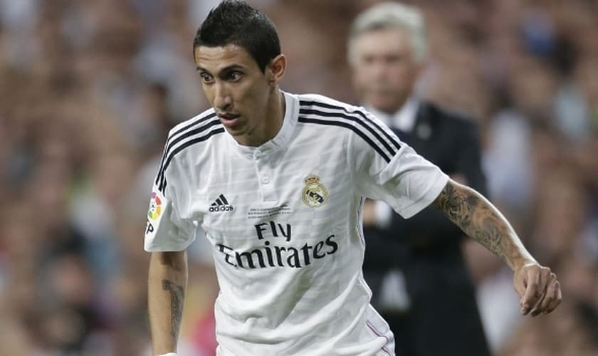 Ángel di María em ação pelo Real Madrid sob os olhares de Carlo Ancelotti