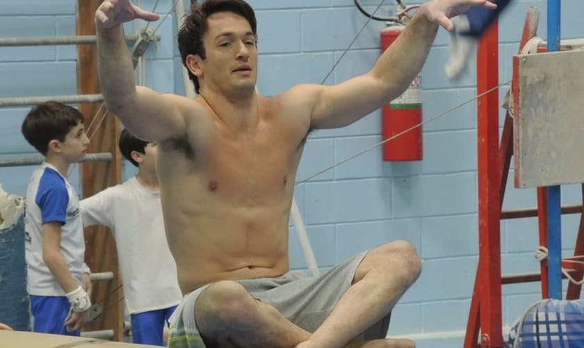 Diego Hypolito brinca durante treino da seleção brasileira, em São Caetano