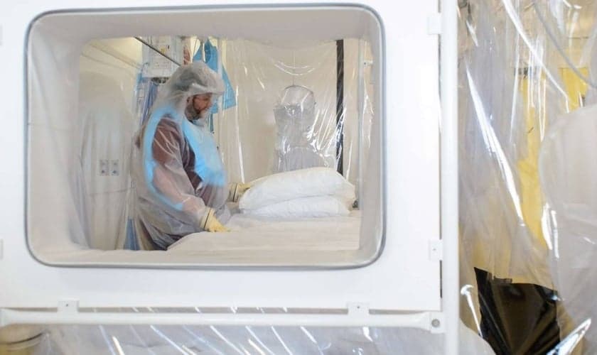 Enfermeiro usa roupa de proteção em quarto de isolamento para pacientes com doenças contagiosas no Royal Free Hospital, em Londres, para onde foi levado o primeiro britânico com vírus ebola