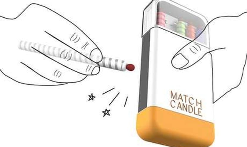 A vela funciona como um fósforo, basta riscá-lo em sua lateral